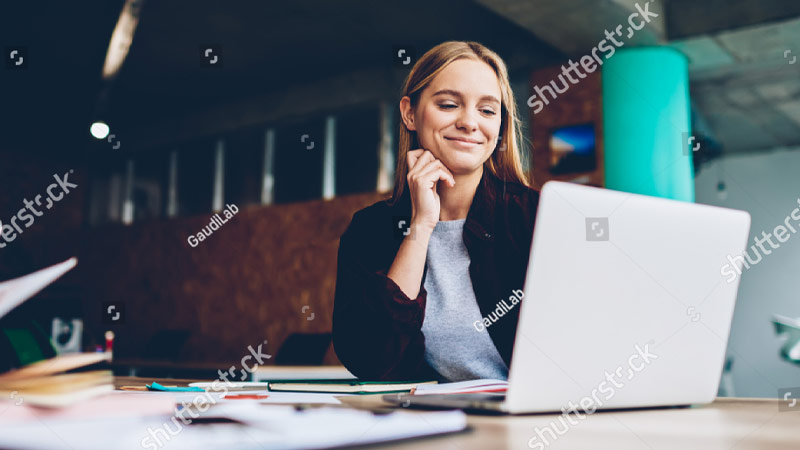 Mujer trabajando con su notebook